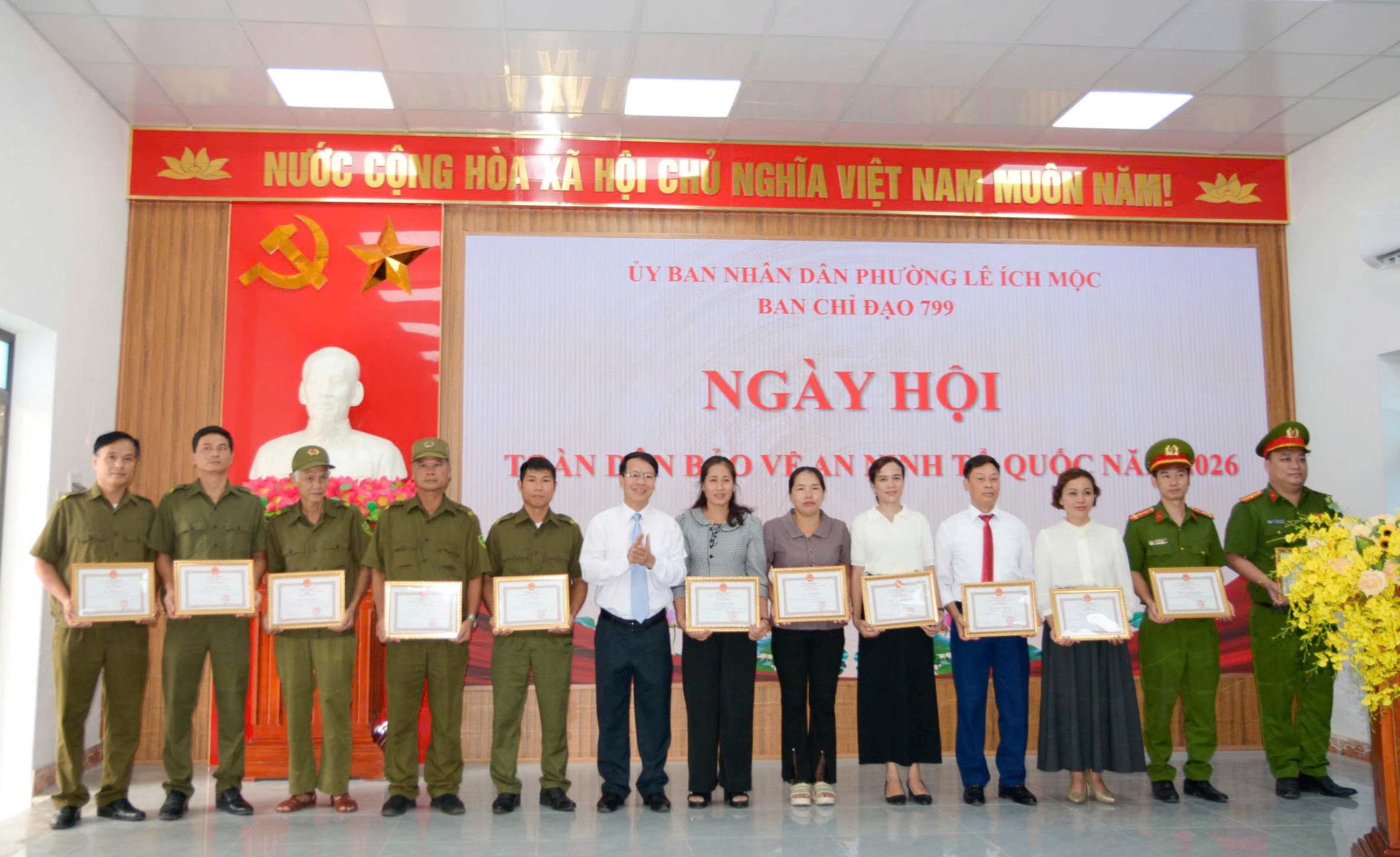 Phường Lê Ích Mộc: Biểu dương 5 tập thể và 12 cá nhân có thành tích xuất sắc tại “Ngày hội toàn dân bảo vệ an ninh Tổ quốc” năm 2026
